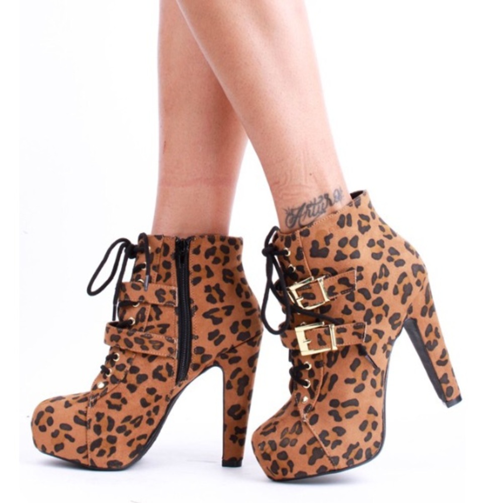 Speed Limit 98 Sunny Leopard Suede Buckled Booties SZ 5.5! NEW!